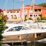 Lumineux Avec Climatisation Et Parking A Port - Fr-1-868-4 דירה *